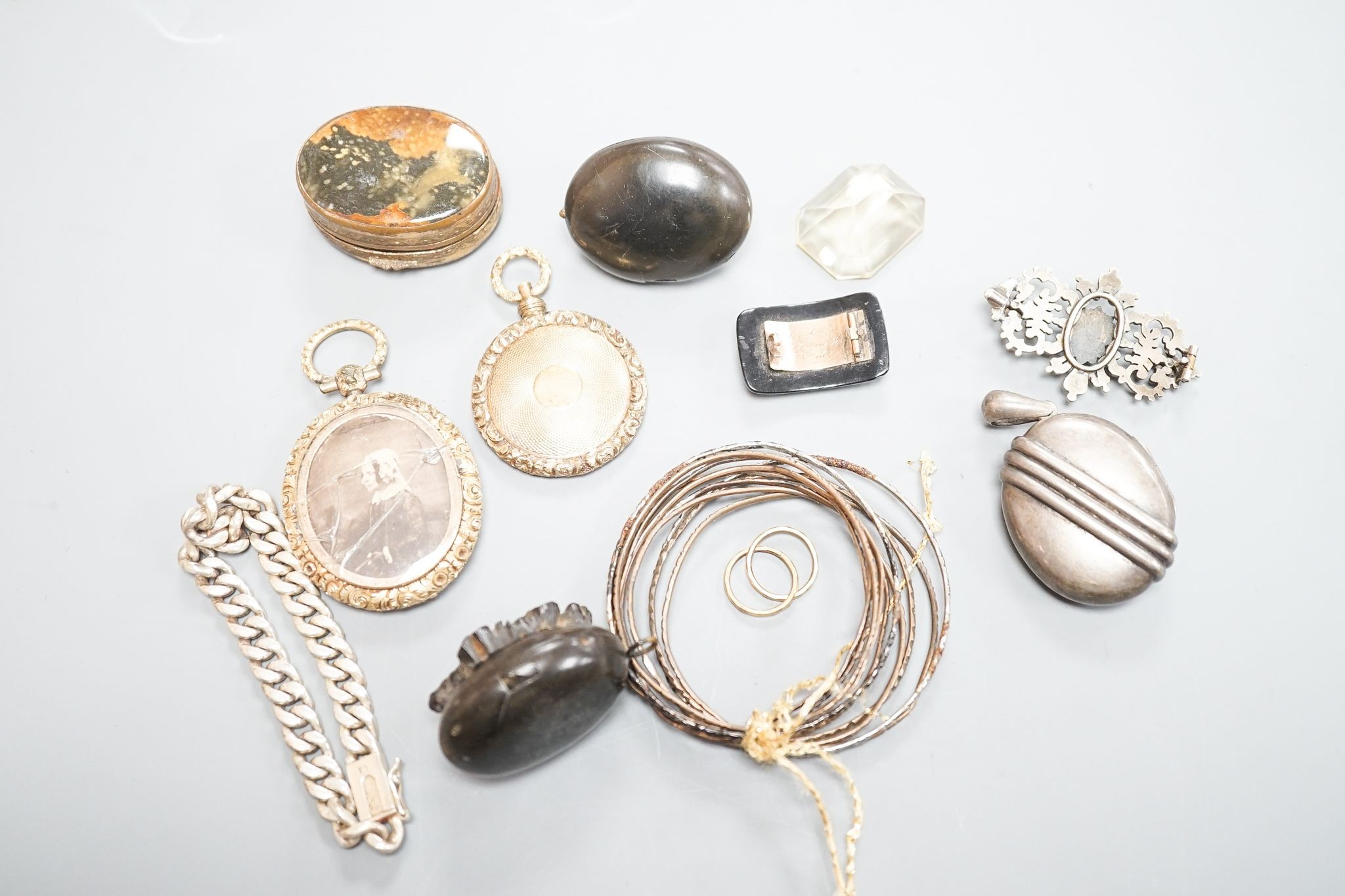 Sundry jewellery, including yellow metal overlaid mourning pendant with plaited hair, George III mourning brooch(a.f.), lockets, bracelet, unmounted cut citrine, etc.